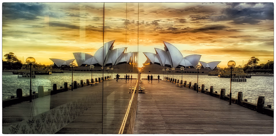 Opera House reflection colour